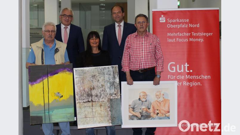 Drei OKV-Künstler stellen bis September in der Sparkasse aus. Vorstandsvorsitzender Ludwig Zitzmann und Vorstand Hans-Jörg Schön (hinten von links) begrüßen Bernd Seidl,  Claudia Biller-Fütterer und Hans-Günther Pietschmann (vorne von links). Beitrag, Externer [EXB] (kontakt@oberpfalznetz.de)