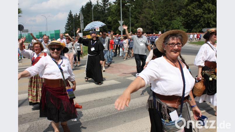 Mit einem fröhlichen „Pozdrawiamy“ – wir grüßen euch – erntet die Neustädter Delegation viel Zuspruch beim Festzug in Polen. Ibl, Uwe [UI] (uwe.ibl@oberpfalzmedien.de)