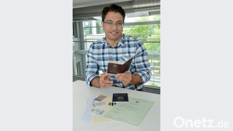 Seinen persischen Pass hält Farshad Poursaber in den Händen. Der deutsche ist bestellt, aber noch nicht angekommen. Dafür kann er neben dem persischen Führerschein bereits den deutschen vorweisen. Übrigens: Autofahren im Iran ist ihm inzwischen zu chaotisch. Gabi Schönberger