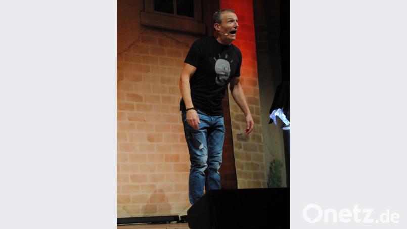 Vom Geist Shakespeares lässt sich Michl Müller in der Mehrzweckhalle beseelen. Oder war’s doch der von Willis Bruder Heiko? gag, Autor [GAG] (GGLAUBITZ@GMX.DE)
