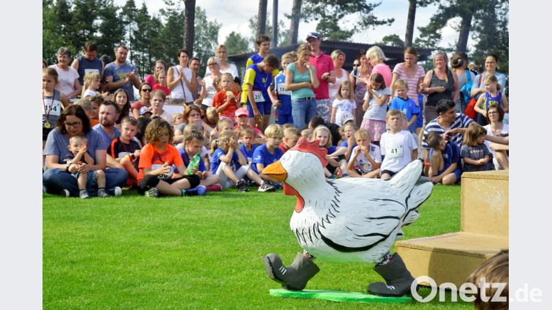 17. Hahnenkammlauf 2018 des 1. FC Edelsfeld

Im Ziel auf dem Edelsfelder Sportplatz bei der Siegerehrung


Bild: Ziegler Ziegler, Hubert [ZG] (<a href=