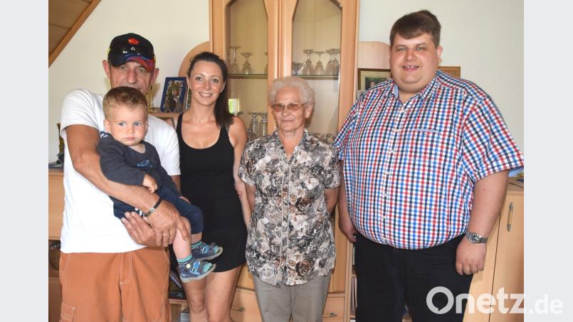 Neben Bürgermeister Dieter Dehling (rechts) beglückwünschen hier Sohn Hans, Urenkel Toni sowie Enkelin Yvonne das Geburtstagskind Waltraud Pirner. no