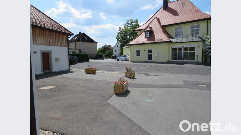 Nur Blumenkästen lockern die öde Fläche am Pfarrplatz bislang auf. Ab dieser Woche soll sie umgestaltet werden. Wie sie einmal aussehen soll, ist aber nach wie vor umstritten. adj