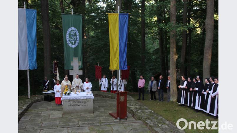 Beim Köllergrünfest an der legendären Gründungsstätte des Klosters waren auch Äbtissin Laetitia und der Schwesternkonvent dabei. kro