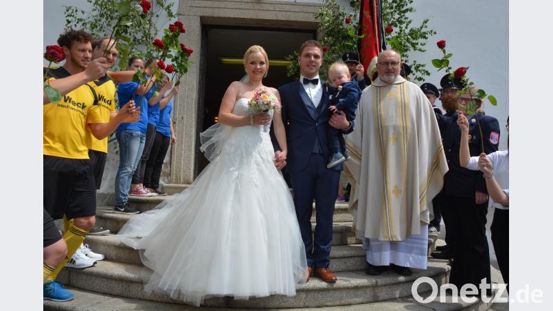 Den kirchlichen Bund der Ehe schlossen am Samstag in der Leonberger Pfarrkirche Anja (geborene Spörrer) und Manuel Fachtan, hier mit ihrem gemeinsamen Sohn Ben beim Verlassen der Pfarrkirche. Mit dabei Pfarrer Anton Witt, der dem jungen Paar alles Glück der Welt wünschte. jr