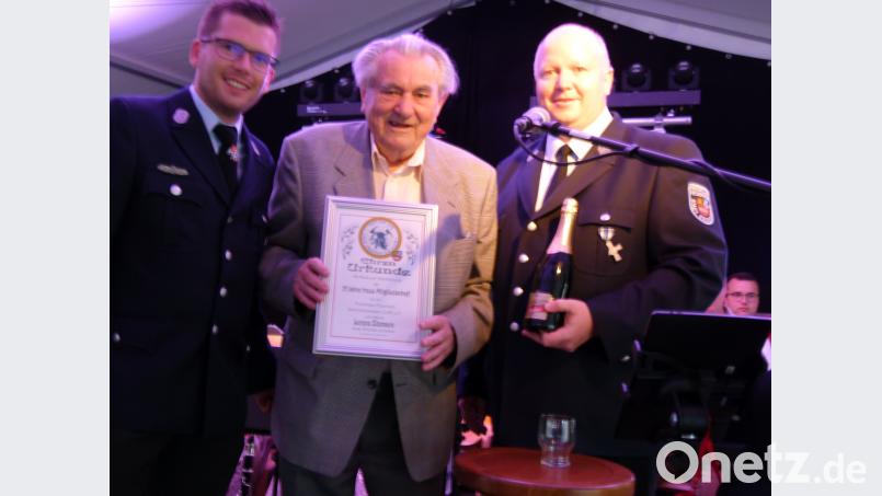 Die Vorstände Thomas Schreml (rechts) und Korbinian Dunzer  dankten Lorenz Zitzmann  für 75 Jahre Mitgliedschaft bei der Feuerwehr rn