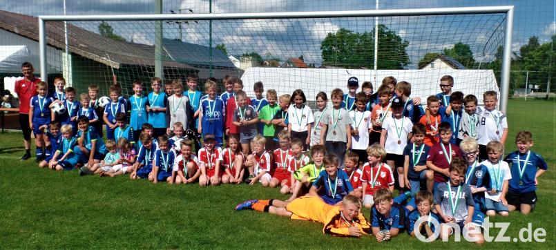 Die Kicker lieferten sich spannende Duelle beim Kirchweih-Cup. jml