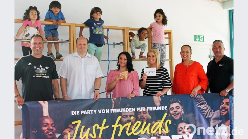Eine Spende über 1200 Euro überreichen „just friends“ und der beteiligte Party-Service an den Kindergarten Kreuz Christi. Von links: Marcus Fritsch, Thomas Binner, Elternbeiratssprecherin Jasmin Harris, Kindergartenleiterin Bianca Mysik, Stefanie Sperrer und Erwin Voit. LST, Autor [LST] (landgraf.stephan@web.de)