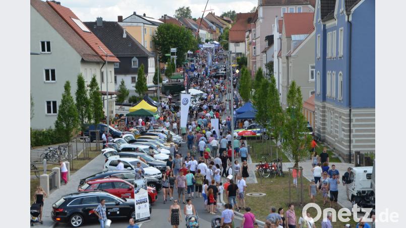 Auf der Flaniermeile vom Bahnhof bis zum Schloss Friedrichsburg drängen sich die Besucher. dob