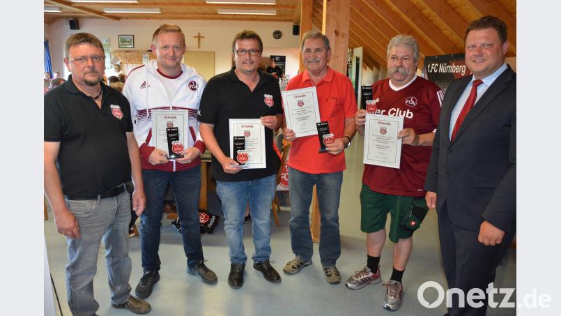 Einer Reihe von Fanclub-Mitglieder wird für ihre Treue zum Fanclub  gedankt. Unser Bild zeigt (von links) Vorsitzenden Harry Kutzer, Andreas Reichl, Werner Richtmann, Heinz Lippert, Hans Kraft und Zweiten Bürgermeister Stefan Grillmeier. jr