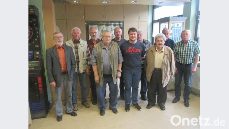 Die Fäden beim SV Neusorg in der Hand halten (vorne, von links) Gottfried Dietl, Ehrenvorsitzender Gerhard Fröhlich, Vorsitzender Tobias Prechtl,  (hinten, von links),  Helmut Müller, Hubert Ließ,  Norbert Högl,  Peter Leeb, Altbürgermeister und Ehrenbürger Günther König und Harald Holzinger. hkö