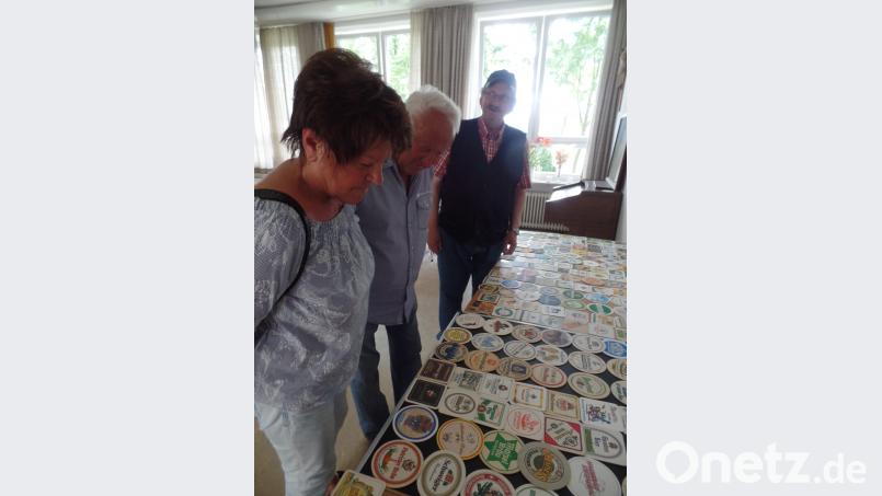 Großes Interesse bei den Bürgerfestgästen fand auch die Bierdeckelausstellung mit rund 700 Exemplaren des Hobbymalers Ulrich Sigmund (links hinten). br