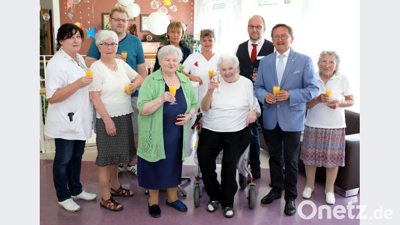 Freudestrahlend nahm Renate Hanke (vierte von rechts) bereits am Vormittag ihres Jubeltages die Geburtstagsgrüße entgegen. Mit auf dem Bild die Mitglieder des Heimrats, der Belegschaft sowie Heimleiter Andreas Wöhrl (dritter von rechts) und Pflegedienstleiterin Regina Barein (links) Neumann, Jochen [NJN]