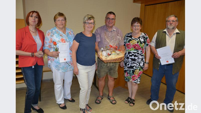 Langjährige Mitglieder ehrte der SPD Ortsverein Pechbrunn-Groschlattengrün. Unser Bild zeigt (von links) Jutta Deiml, Silvia Schemm, Isgard und Andreas Forschepiepe, Brigitte Scharf und Thomas Schemm jr