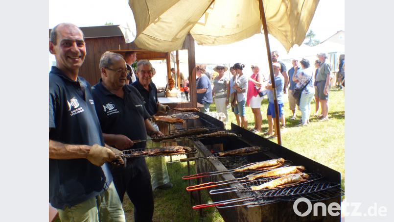 Johannes Zimmet, Werner Spießl und Sepp Käufl (von links) sind ein eingespieltes Team am Grill.  Die Fischspezialitäten waren begehrt. Am Ausgabestand bildeten sich lange Warteschlangen. Völkl