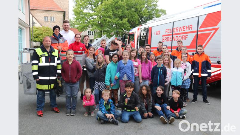 Bei der ersten Besichtigungstour des Jugendrotkreuzes bei der Feuerwehr zeigten sich die Kinder begeistert. Mit auf dem Bild Jugendwart Roland Kaiser (links) und BRK-Bereitschaftsleiter und Jugendfeuerwehrleiter Sven Lehner (Dritter von links). Neumann, Jochen [NJN]