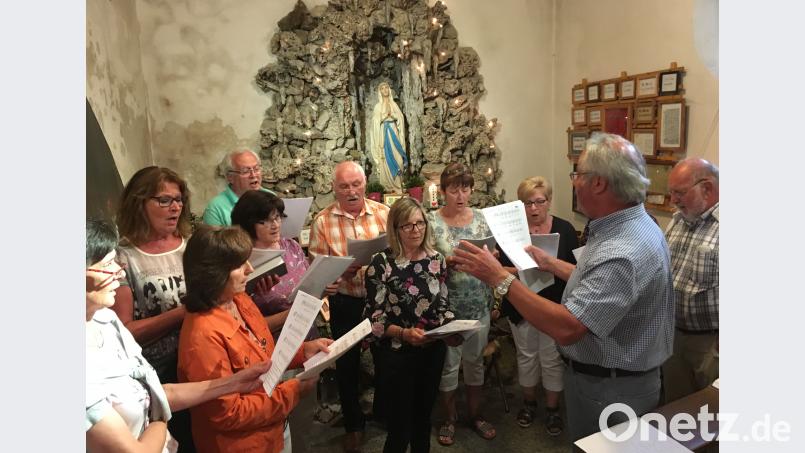 Die Schwarzacher Schola unter Leitung von Gerold Bittner gestaltete im Brünnl eine bewegende Maiandacht. ga