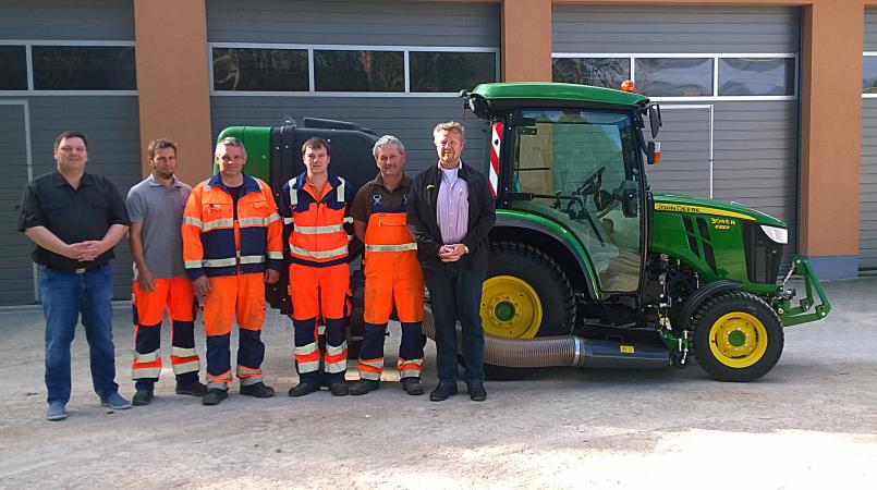 Mit dem neuen John Deere hat der Fuhrpark der Gemeine eine sinnvolle Erweiterung erfahren. nib