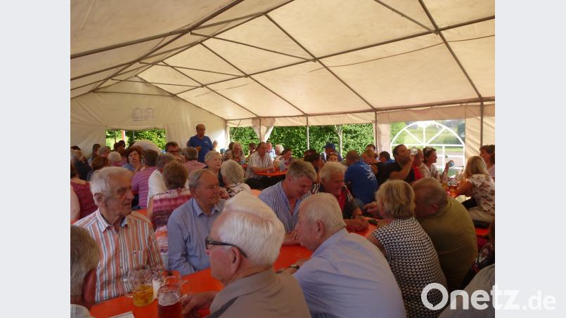 Das Sommerfest der Siedlergemeinschaft ist gut besucht. Das Festzelt ist voll. bk