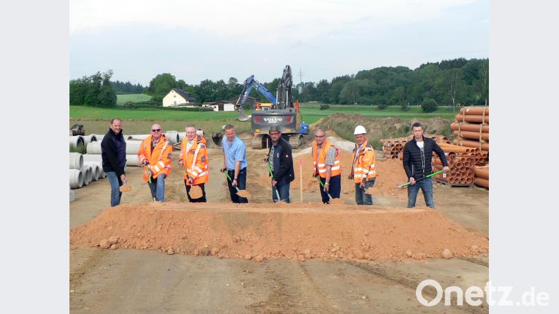 Die Verantwortlichen greifen beherzt zu den Spaten, um den Anfang für das Gewerbegebiet zu machen. Von links: Reinhard Aumüller (Bauleiter Firma Schulz), Jörg Dollhopf (Bauhofleiter Markt Kirchenthumbach), Bürgermeister Jürgen Kürzinger, Michael Wagner (Architektur- und Ingenieurbüro Schultes), Thomas Magerl (Niederlassungsleiter Firma Schulz), Klaus Übler (Planungsabteilung Bayernwerk), Manfred Walberer (Polier Firma Schulz), Alexej Rundau (Architektur- und Ingenieurbüro Schultes) lep