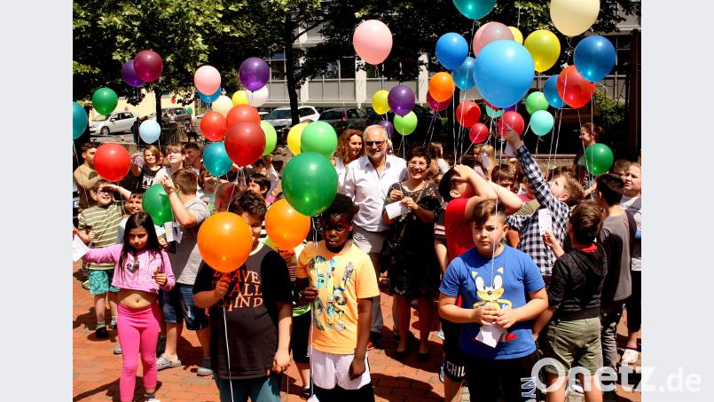 60 bunte Luftballons lassen die Schüler zum Geburtstag ihres Rektor fliegen. kzr