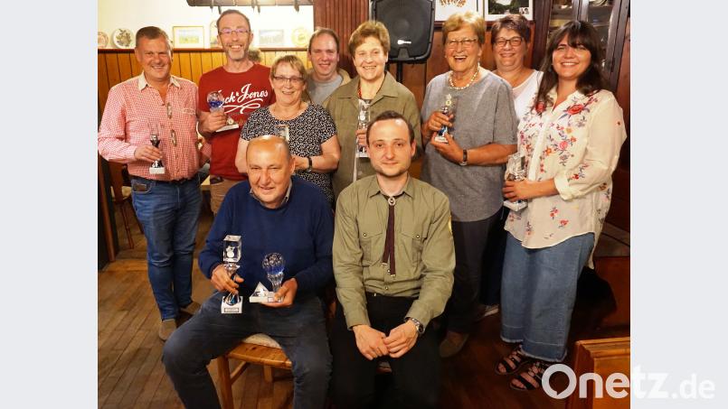Die Gewinner der Mannschaftswettbewerbe formierten sich mit   Schützenmeister Martin Hanauer (vorne rechts) zum Gruppenbild. see