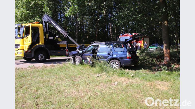 Ein Bild der Zerstörung bot Sonntagmorgen der Subaru einer 46-Jährigen, die auf dem Nachhauseweg war und mit ihrem Auto aus noch ungeklärter Ursache gegen einen Baum krachte. Dobler