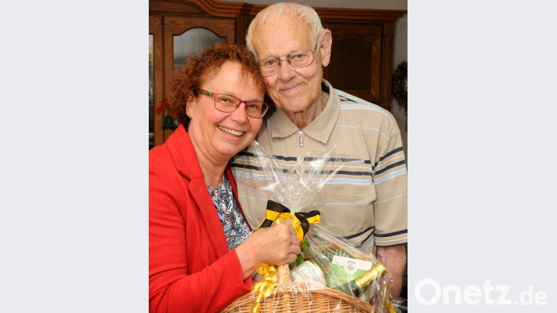 Bürgermeisterin Brigitte Netta überreicht dem Jubilar Alois Schuster einen Präsentkorb mit den Farben der Stadt Amberg Stephan Huber