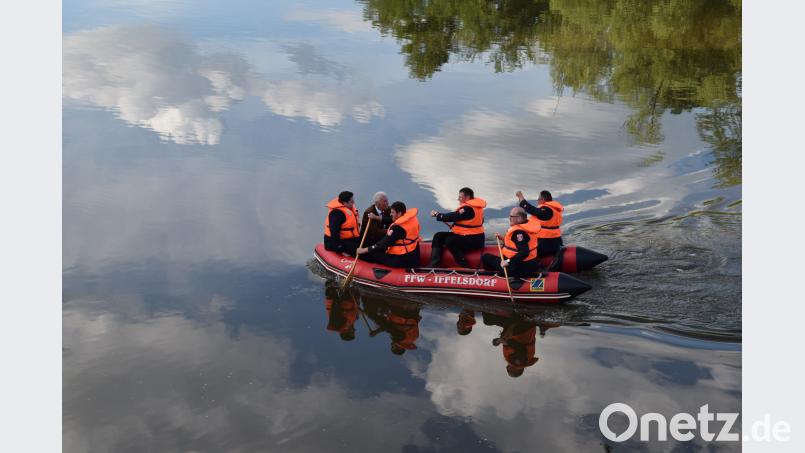Um Einlass in Untersteinbach zu erhalten, musste die Feuerwehrführung aus Pfreimd mit dem Schlauchboot die Naab überqueren. Bild: bnr