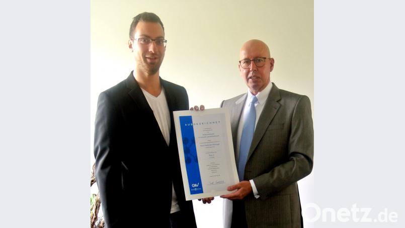 Verbandsgeschäftsführer Ralf Olsen (rechts) überreichte Korbinian Wallinger (links) Urkunde und Geldpreis und gratulierte ihm zum zweiten Platz im GKV-Wettbewerb. Hirsch