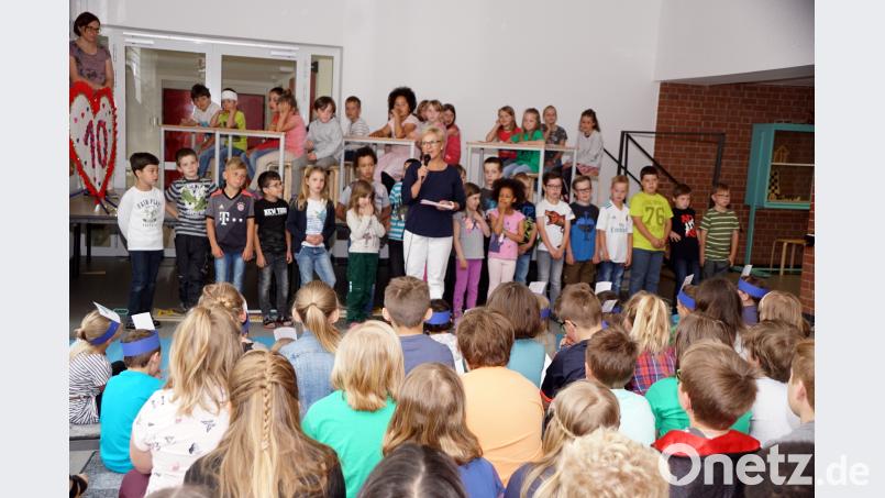 Rektorin Gudrun Lehner begrüßt Eltern und Schüler zum ersten Mathefest in der Grundschule bkr