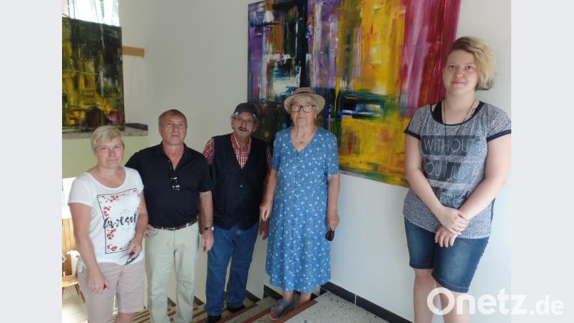 Die einheimischen Hobbymaler (von links), Petra Urban, Rolf Heitzer, Ulrich Sigmund, Helga Hölzel und als „Neuling“ Sophie-Marie Löckler waren mit ihren Kunstwerken bei der Bilder- und Gemäldeausstellung eine Bereicherung des Bürgerfestes. br