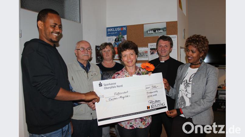 Bei der Spendenübergabe dabei waren (von links) Asmelash Kidane, Kolping-Vorsitzender Elmar Pilz, stellvertretende Vorsitzende Roswitha Bäuml, Maria Staufer, Asylsozialberaterin von der Caritas, Präses Kaplan Paul Gebendorfer und Teketayi Trowolk. HEB
