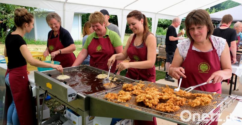 Ihre ganze Routine spielten die Frauen mit Hannelore Geisler ( links ) und ihrem eingespielten Team beim Ausbacken der goldbraunen Hollerkücheln aus. le