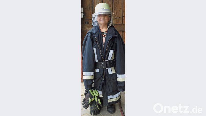 Noch ist ihm die Ausrüstung der Aktiven zu groß – aber der Nachwuchs der Riedener Feuerwehr steht schon parat. Jetzt wird aber erst einmal gefeiert: Seit 130 Jahren besteht diese Feuerwehr. [SÖN]