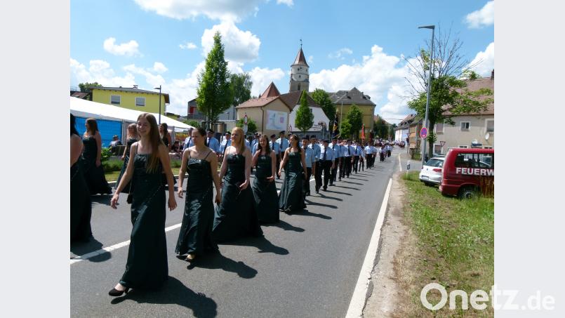Ein Blickfang: Die Feuerwehr Tremmersdorf mit ihren Festdamen. rn