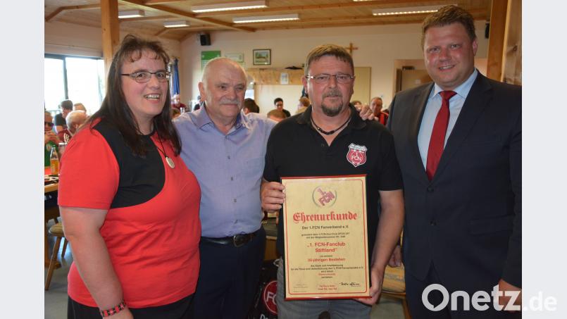 Bezirkskoordinator Dieter Altmann (Zweiter von links) und sein Vorstandsmitglied Ingrid Schneider gratulieren dem Fanclub-Vorsitzenden Harry Kutzer (Zweiter von rechts). Für die Stadt gratuliert Zweiter Bürgermeister Stefan Grillmeier. jr