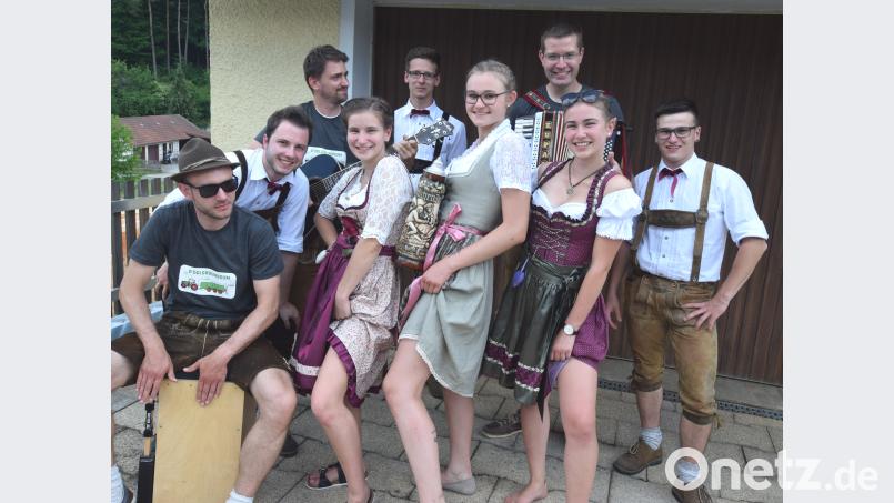 Volles Temperament zeigen die Kirwapaare beim Köichlasingen. (no)