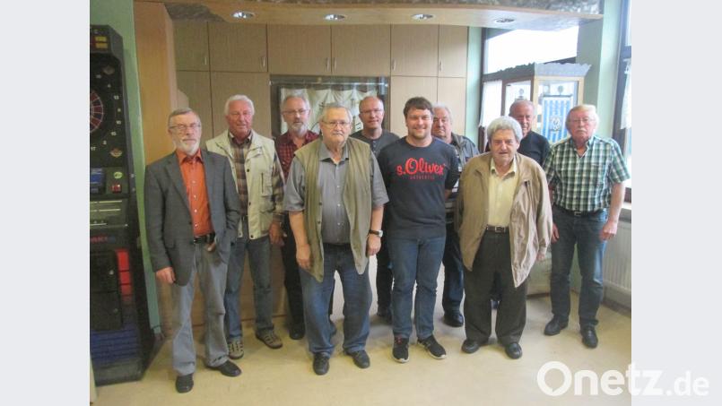 Die Fäden beim SV Neusorg in der Hand halten (vorne, von links) Gottfried Dietl, Ehrenvorsitzender Gerhard Fröhlich, Vorsitzender Tobias Prechtl,  (hinten, von links),  Helmut Müller, Hubert Ließ,  Norbert Högl,  Peter Leeb, Altbürgermeister und Ehrenbürger Günther König und Harald Holzinger. .. hkö