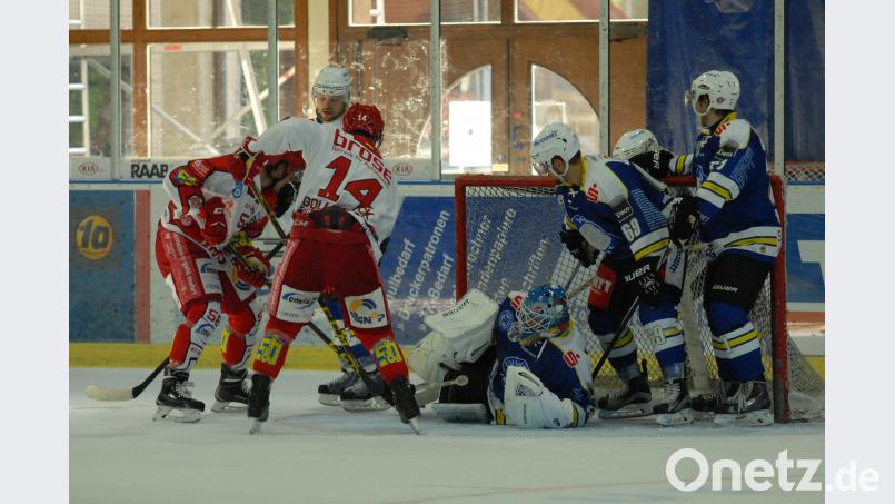 Turbulente Szene vor dem Kasten der Blue Devils im Testspiel gegen den ETC Crimmitschau am 29. August 2015: Auch heuer gastiert der DEL2-Club zur Saisoneröffnung in der Hans-Schröpf-Arena. Gebert, Rudolf