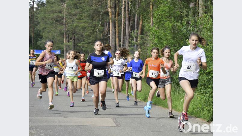 17. Hahnenkammlauf 2018 des 1. FC Edelsfeld

Lena Dickert vom TV 1861 Amberg (rechts) setzte sich beim 1500 Meter Lauf der weiblichen Jugend B vom Start weg an die Spitze

Bild: Ziegler Ziegler, Hubert [ZG] (<a href=
