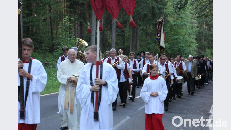 Ein stattlicher Kirchenzug, angeführt von den Ministranten und Pater Friedhelm, zog zur Köllergrün-Gedenkstätte. kro