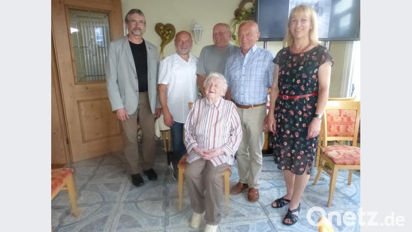 Die Jubilarin (sitzend) mit  (von links) Pfarrer Andreas Utzat, Söhne Hartmut, Ulrich und Joachim, Bürgermeisterin Brigitte Bachmann fm