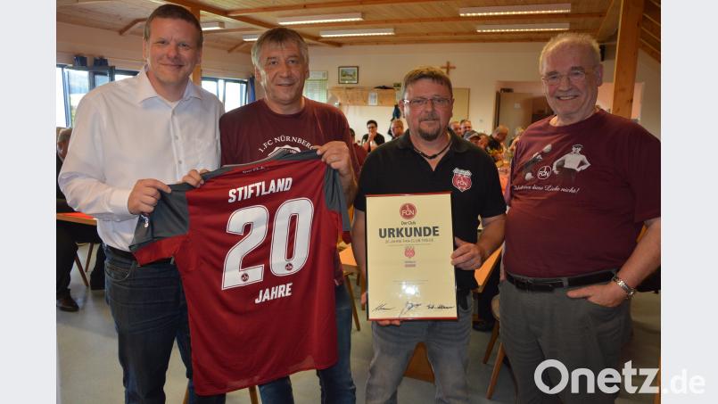 Aufsichtsratsmitglied Christian Ehrenberg (links), Fanbeauftragter Jürgen Bergmann (Zweiter von links) und Karl Teplitzky (rechts) überbringen  Harry Kutzer die Glückwünsche des 1. FC Nürnberg  mit einem Trikot und einer Ehrenurkunde. jr
