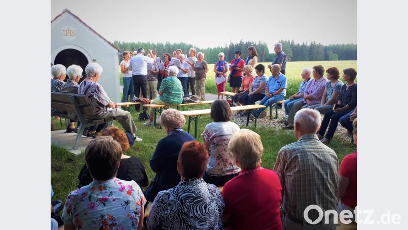Gut besucht ist die Maiandacht des Frauenbundes Pressath an der Kahrmühlkapelle, die unter dem Leitgedanken „Heilige Maria, Gott hat deinen Namen in seine Hand und in sein Herz geschrieben“ steht. mng