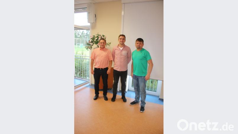 Sportlicher Leiter Roland Schreglmann, der künftige Co-Trainer Markus Kraus und Trainer Roland Lang (von links) freuen sich auf die neue Saison. Neidl, Stefan [SNE] (neidl.stefan@gmx.de)