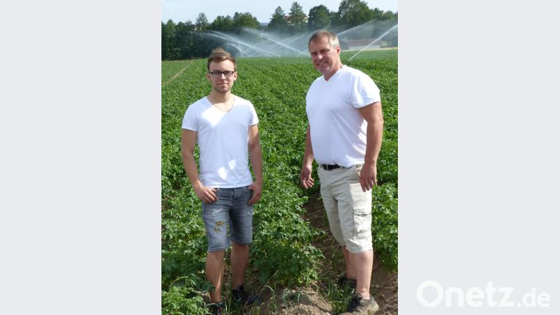 Matthias Hösl und sein Sohn Christof bauen Frühkartoffel an. Ein Bereich, der ohne die Möglichkeit zur Beregnung nicht machbar wäre. Völkl