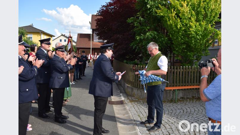 Bürgermeister Richard Tischler ließ sich nicht lange bitten, als ihm von der Feuerwehr die Schirmherrscaft für ihr Gründungsfest angetragen wurde. Für schönes Wetter will er zuständig sein. Bild: bnr