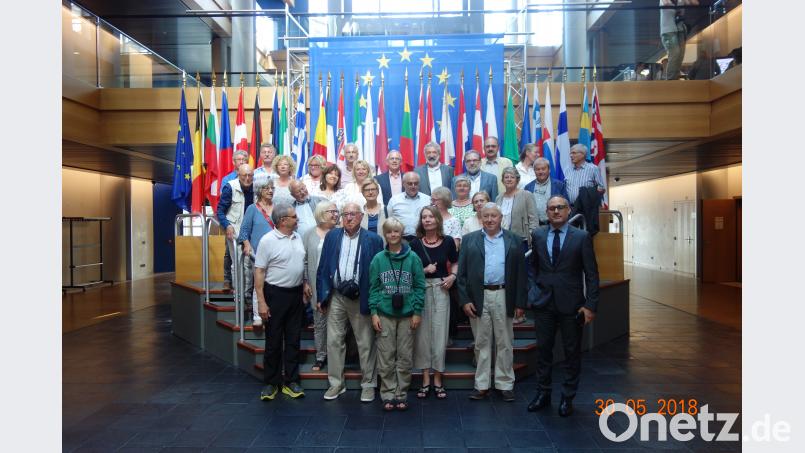 Im Europaparlament in Straßburg begrüßte der Amberger Europaabgeordnete Ismail Ertug (vorne rechts) die Oberpfälzer und ihre französischen Freunde. cog