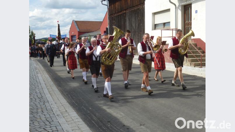 Den Kirchenzug zum Festgottesdienst führte die Blaskapelle Dieterskirchen an. mad